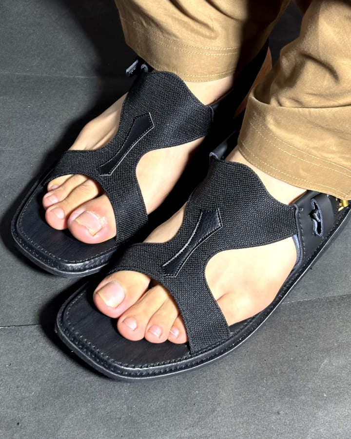 Black Pure Taar Handmade Panjedar Chappal